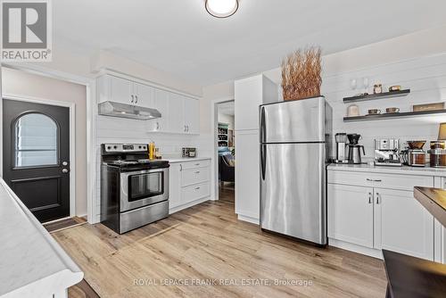 124 Reid Street, Kawartha Lakes, ON - Indoor Photo Showing Kitchen