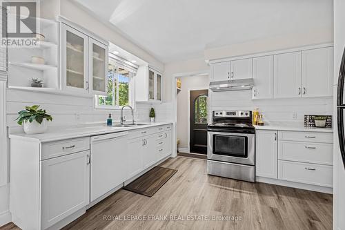 124 Reid Street, Kawartha Lakes, ON - Indoor Photo Showing Kitchen