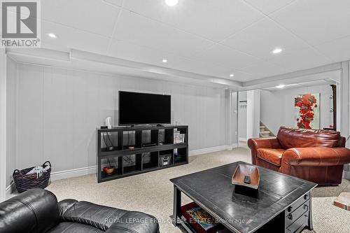 124 Reid Street, Kawartha Lakes, ON - Indoor Photo Showing Living Room