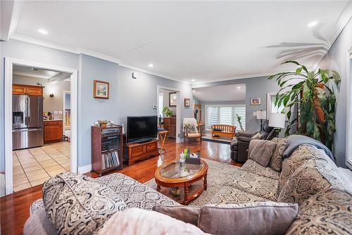 9206 Dickenson Road, Hamilton, ON - Indoor Photo Showing Living Room