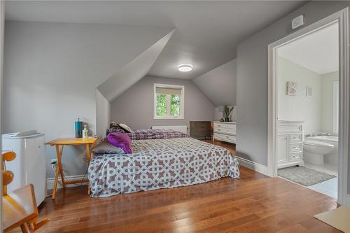 9206 Dickenson Road, Hamilton, ON - Indoor Photo Showing Bedroom