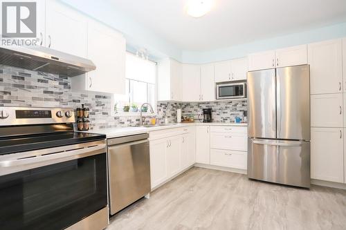 43 Sutton Pl, Sault Ste. Marie, ON - Indoor Photo Showing Kitchen With Upgraded Kitchen