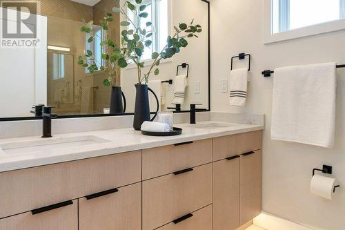 1859 Ethel Street, Kelowna, BC - Indoor Photo Showing Bathroom