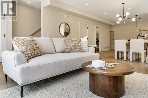 1861 Ethel Street, Kelowna, BC - Indoor Photo Showing Living Room