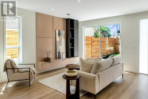 1863 Ethel Street, Kelowna, BC - Indoor Photo Showing Living Room