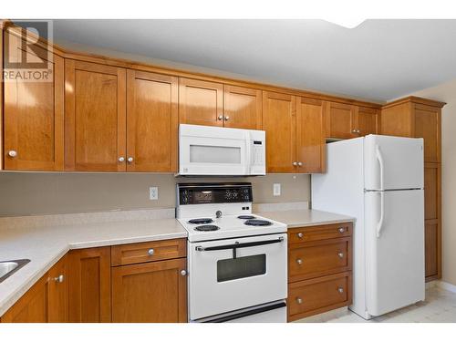 920 Glenwood Avenue Unit# 201, Kelowna, BC - Indoor Photo Showing Kitchen