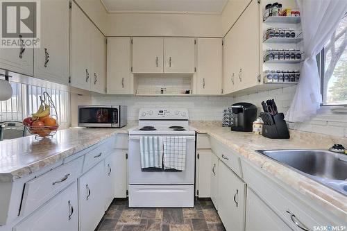 309 Coldwell Road, Regina, SK - Indoor Photo Showing Kitchen