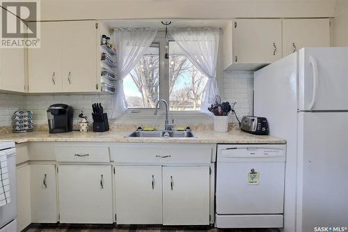 309 Coldwell Road, Regina, SK - Indoor Photo Showing Kitchen With Double Sink