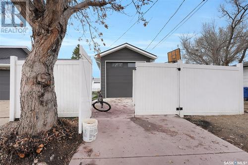 1634 Grace Street, Moose Jaw, SK - Outdoor