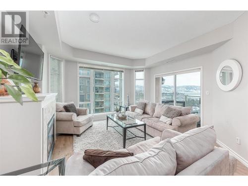 1128 Sunset Drive Unit# 1202, Kelowna, BC - Indoor Photo Showing Living Room