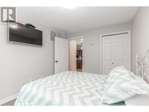 1128 Sunset Drive Unit# 1202, Kelowna, BC - Indoor Photo Showing Bedroom