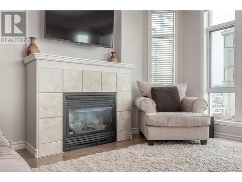 1128 Sunset Drive Unit# 1202, Kelowna, BC - Indoor Photo Showing Living Room With Fireplace