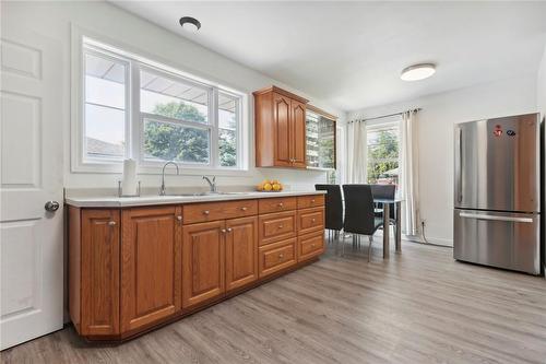 7 Sheffield Avenue, Brantford, ON - Indoor Photo Showing Kitchen