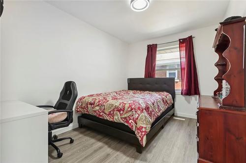 7 Sheffield Avenue, Brantford, ON - Indoor Photo Showing Bedroom