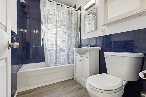 7 Sheffield Avenue, Brantford, ON - Indoor Photo Showing Bathroom