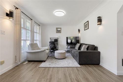 7 Sheffield Avenue, Brantford, ON - Indoor Photo Showing Living Room