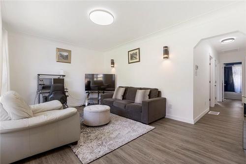 7 Sheffield Avenue, Brantford, ON - Indoor Photo Showing Living Room