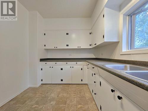 716 Alward Street, Prince George, BC - Indoor Photo Showing Kitchen With Double Sink