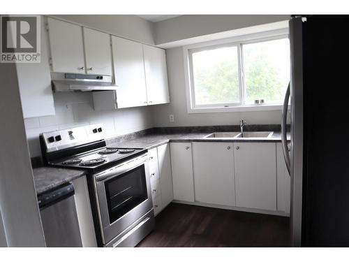 287-291 Mcintyre Crescent, Prince George, BC - Indoor Photo Showing Kitchen With Double Sink