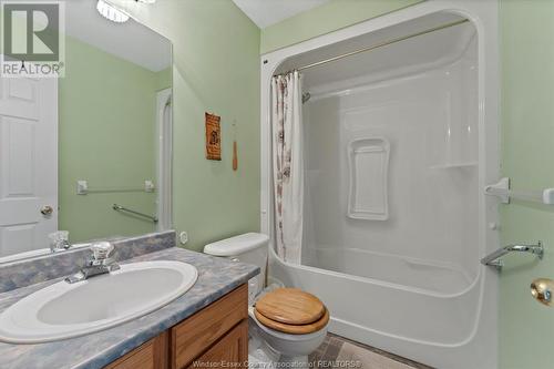 11 Jan'S, Kingsville, ON - Indoor Photo Showing Bathroom