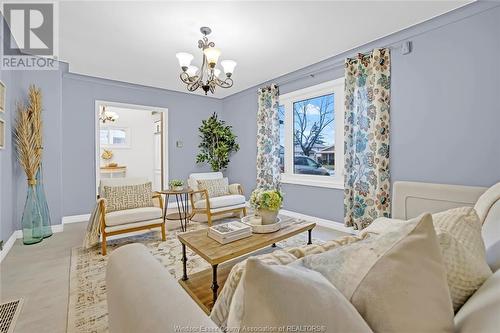 1156 California, Windsor, ON - Indoor Photo Showing Living Room