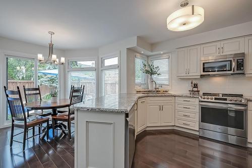 2099 Gordie Tapp Crescent, Burlington, ON - Indoor Photo Showing Kitchen With Upgraded Kitchen