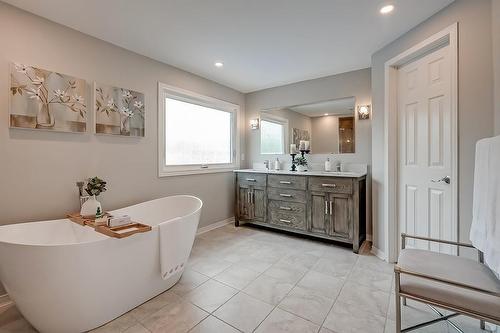 2099 Gordie Tapp Crescent, Burlington, ON - Indoor Photo Showing Bathroom