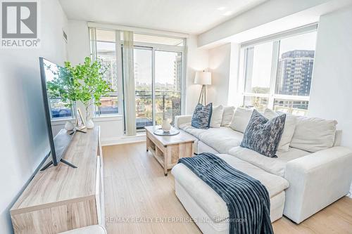 715 - 55 De Boers Drive, Toronto, ON - Indoor Photo Showing Living Room