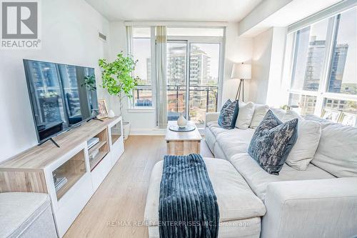 715 - 55 De Boers Drive, Toronto, ON - Indoor Photo Showing Living Room