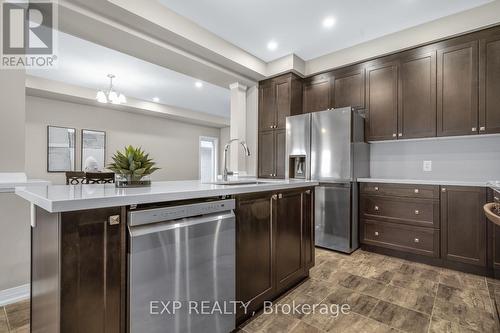 152 Cittadella Boulevard, Hamilton, ON - Indoor Photo Showing Kitchen With Upgraded Kitchen