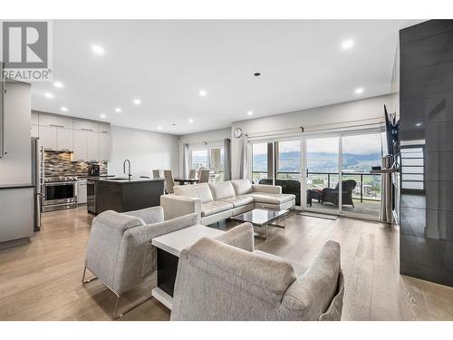 647 Acadia Street, Kelowna, BC - Indoor Photo Showing Living Room