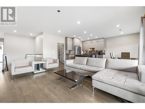 647 Acadia Street, Kelowna, BC - Indoor Photo Showing Living Room