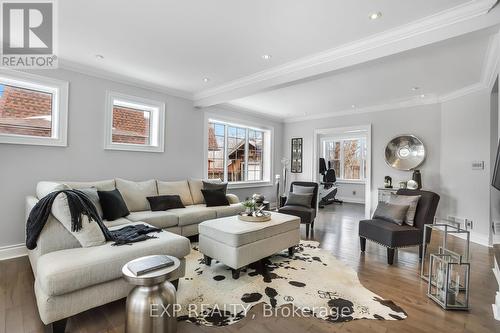 8 Warwick Road, Hamilton, ON - Indoor Photo Showing Living Room