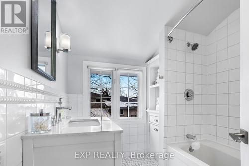 8 Warwick Road, Hamilton, ON - Indoor Photo Showing Bathroom