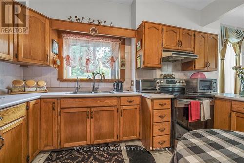 394 4Th Line, Haldimand, ON - Indoor Photo Showing Kitchen With Double Sink