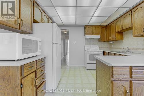 4494 Haydock Park Drive, Mississauga, ON - Indoor Photo Showing Kitchen With Double Sink