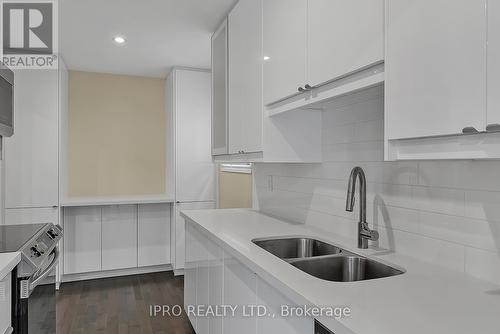 3424 Nighthawk Trail, Mississauga, ON - Indoor Photo Showing Kitchen With Double Sink
