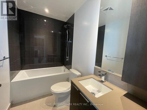 2502 - 3900 Confederation Parkway, Mississauga, ON - Indoor Photo Showing Bathroom