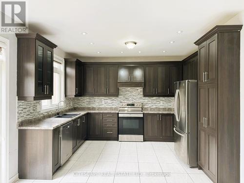 7 Attraction Drive, Brampton, ON - Indoor Photo Showing Kitchen With Double Sink With Upgraded Kitchen