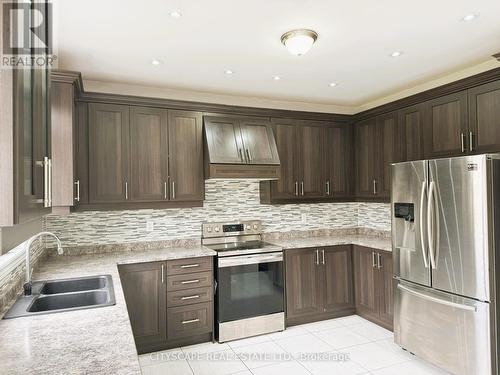 7 Attraction Drive, Brampton, ON - Indoor Photo Showing Kitchen With Double Sink With Upgraded Kitchen