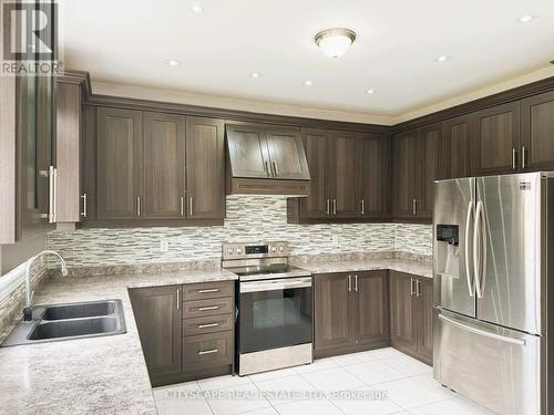 7 Attraction Drive, Brampton, ON - Indoor Photo Showing Kitchen With Double Sink With Upgraded Kitchen