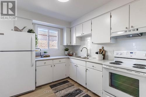 5 Cassander Crescent, Brampton, ON - Indoor Photo Showing Kitchen