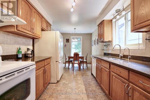 3426 Autumnleaf Crescent, Mississauga, ON - Indoor Photo Showing Kitchen With Double Sink