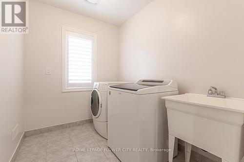 1025 Barton Way, Innisfil, ON - Indoor Photo Showing Laundry Room