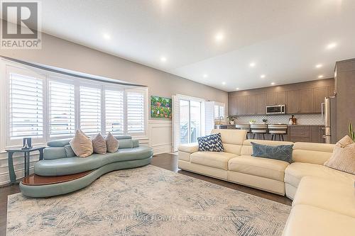 1025 Barton Way, Innisfil, ON - Indoor Photo Showing Living Room