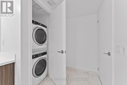 811 - 219 Dundas Street E, Toronto, ON - Indoor Photo Showing Laundry Room