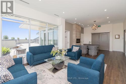 611 - 90 Orchard Point Road, Orillia, ON - Indoor Photo Showing Living Room