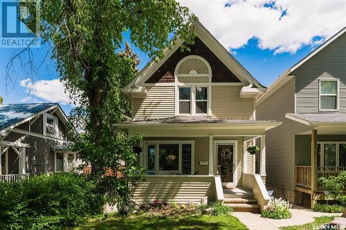 732 8Th Avenue N, Saskatoon, SK - Outdoor With Facade