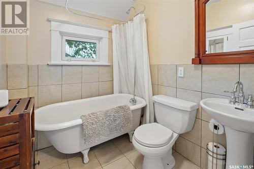 732 8Th Avenue N, Saskatoon, SK - Indoor Photo Showing Bathroom