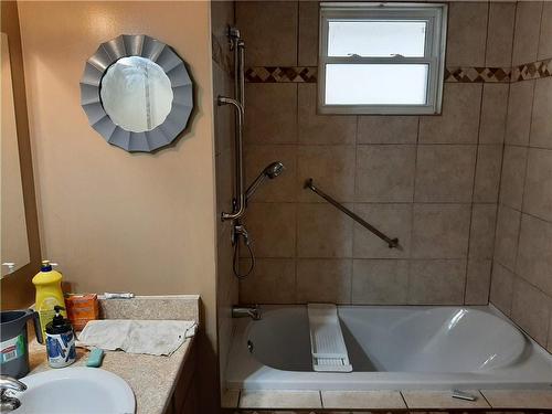 Main Floor Bathroom - 33 Barrett Crescent, London, ON - Indoor Photo Showing Bathroom